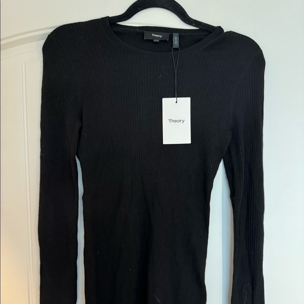 New with tags. Theory long sleeve fitted